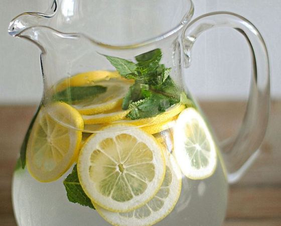 βοηθήστε το νερό με λεμόνι να χάσετε βάρος