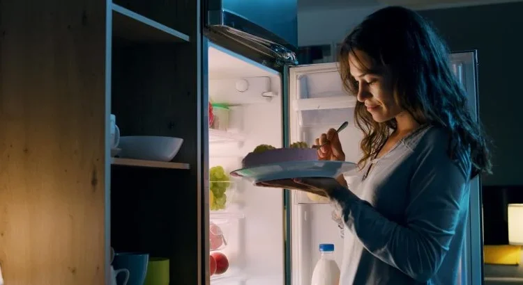 Late-Night Eating Linked to Obesity and Heart Disease
