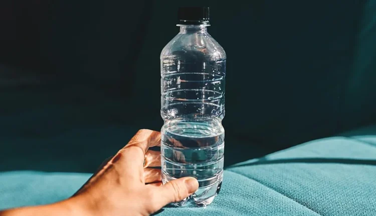 Αλκαλικό Νερό & Ηλεκτρολύτες: Πληρώνεις για Hype; Μάθε τι Λένε οι Ειδικοί για το Νερό Βρύσης