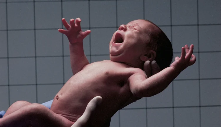 Γιατί τα οικονομικά κίνητρα δεν αντιστρέφουν τη μείωση των γεννήσεων