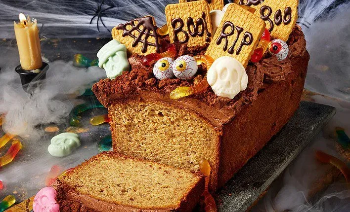 Κέικ Μπανάνας "Επιτύμβιος Στήλη": Μια Ανατριχιαστική Συνταγή για το Halloween!