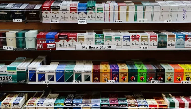 Νέος αντικαπνιστικός νόμος: Τι αλλάζει σε βεράντες και παραλίες