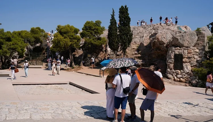 Καύσωνας στην Ελλάδα: Οδηγός επιβίωσης και προστασίας