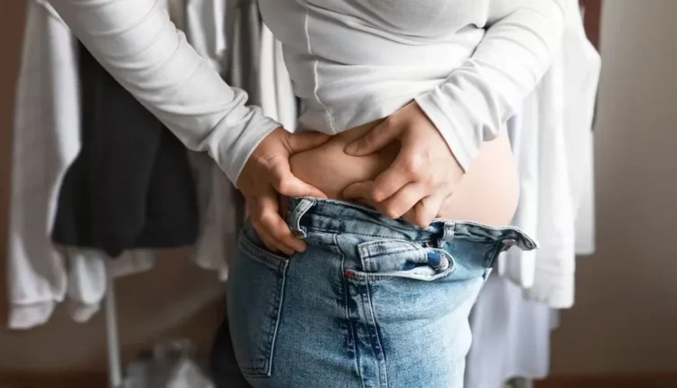 Τι είναι η menopause belly και πώς να τη διαχειριστείτε