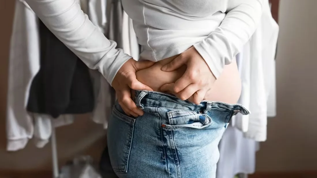 Τι είναι η menopause belly και πώς να τη διαχειριστείτε