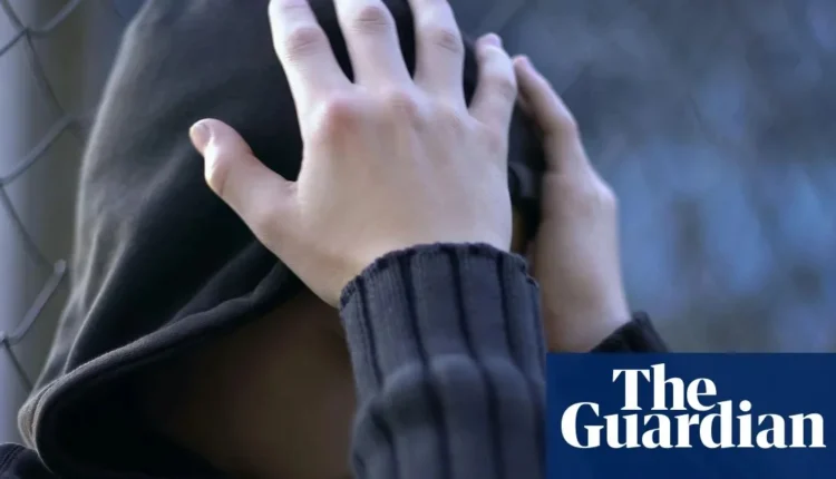 Γιατί οι νέοι σήμερα νιώθουν πιο μόνοι από ποτέ