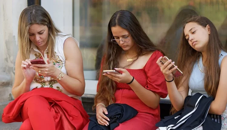 Μπορούν τα προειδοποιητικά μηνύματα να περιορίσουν τα social media;