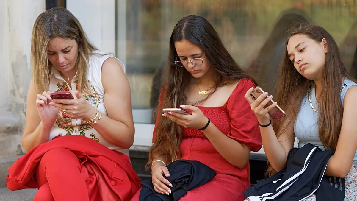 Μπορούν τα προειδοποιητικά μηνύματα να περιορίσουν τα social media;